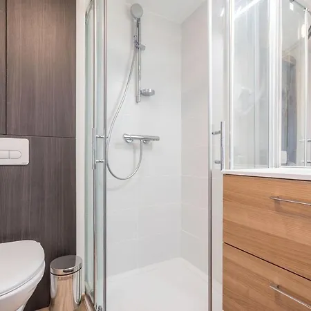 Deluxe For 4 People With 2 Bedrooms And Balcony 아파트 *